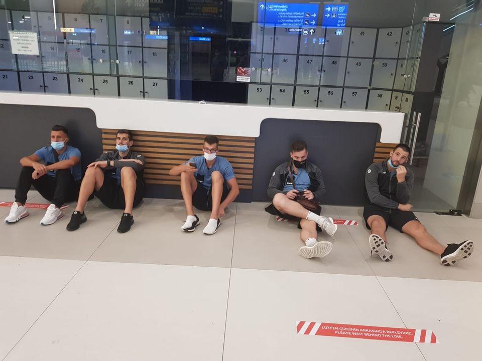 handbalisti pe aeroport istanbul