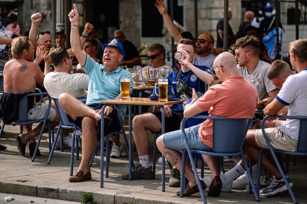 English fans scattered through the streets of downtown Porto